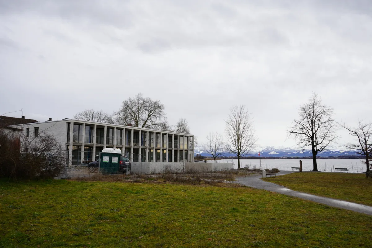 Blick auf die Baustelle des Projekts «Riva» am Seequai in Pfäffikon.